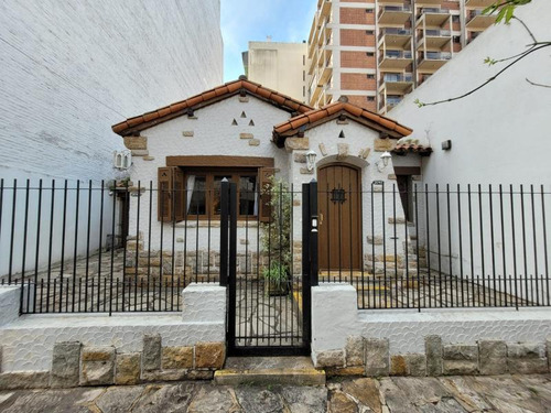 Casa En Venta - 3 Dormitorios 2 Baños - Cochera - 200mts2 - Mar Del Plata