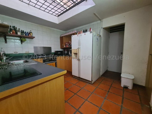 Amplia Y Comoda Casa Con Dos Niveles Y Muy Buena Distribución En Venta En El Cafetal, 25-4856