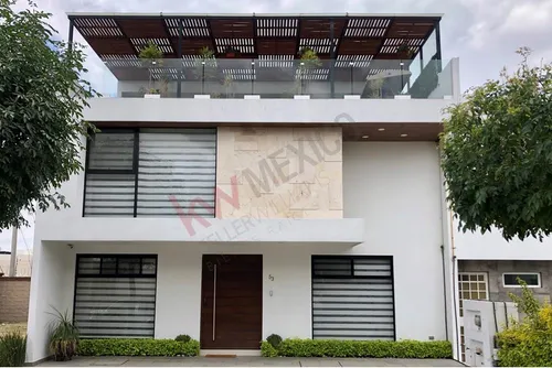 Venta De Casa Con Recámara En Planta Baja En Lomas De Angelópolis
