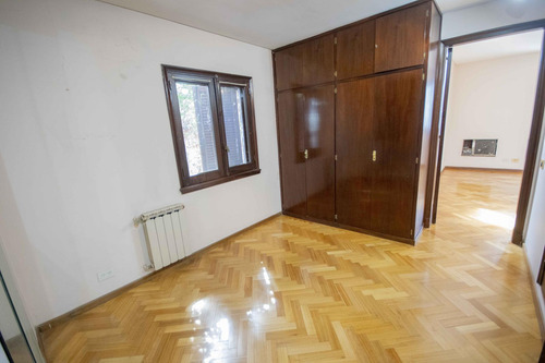 Casa De 5 Ambientes Escritorio, Playroom Y Dependencia De Servicio En Venta, En La Lucila.
