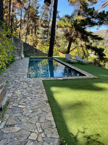 Espectacular Casa En Zapallar, A Una Cuadra De La Playa
