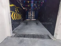 Comprar Los Dos Caminos !! Local Comercial - Depósito - Almacén En Semi-sótano, A Pie De Calle, 228 M2, 2 Baños, Para Todo Uso Comercial Y Extraordinaria Ubicación. 