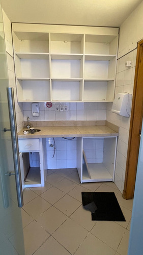 Oficina En Venta, En La Ciudad Vieja, Sobre La Calle Misiones - Con Una Terraza Increible De 40m2 Con Vista Despejada Y Mucho Sol.