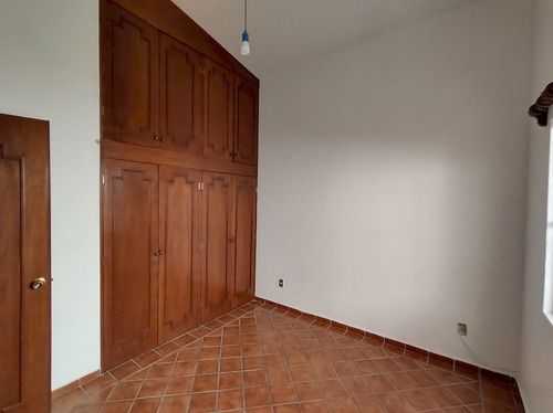 Casa En Un Solo Nivel En Venta En Jardines De Satelite, Cuernavaca Morelos.
