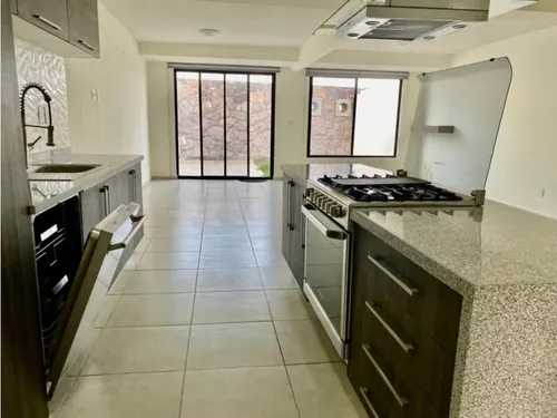 Casa En Renta Con Cuarto De Servicio En Zibata K