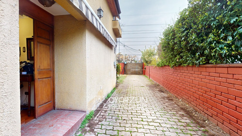 Casa Con Amplios Espacios, 5 Dormitorios, Terreno De 300 M2