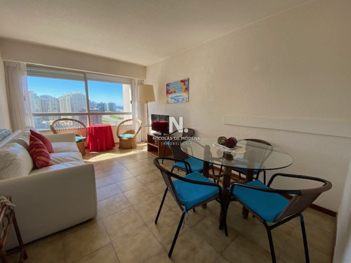 Apartamento En Playa Mansa A 1 Cuadra Del Mar Y A Dos De La Playa Brava-ref:556