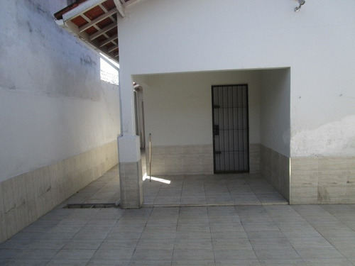 Excelente Casa, Isolada, Com Edícula, Espaço Para Piscina. Há 300 Metros Da Praia!
