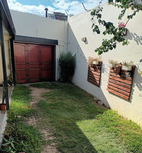 Se Vende Excelente Casa Con Patio Y Cochera 