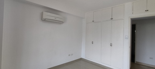 Alquiler De Apartamento En Valle Arriba, Caracas. Of