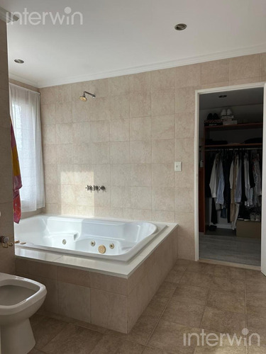 Casa En Los Pilares, 6 Ambientes, C/ Jardin Y Pileta - Venta -