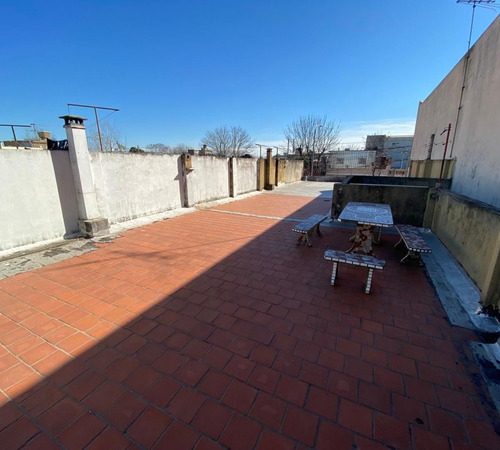 Venta De Casa Con Garaje, Local Y Galpón