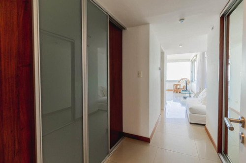 Departamento A La Venta En Punta Del Este Frente A Playa Brava De 4 Dormitorios, Todos En Suite