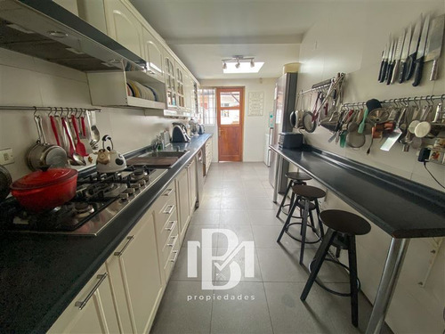 Casa En Venta De 4 Dorm. En Las Condes