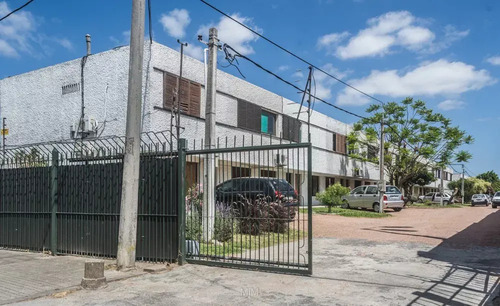 Casa En Venta De 2 Dormitorios C/ Cochera En Flor De Maroñas