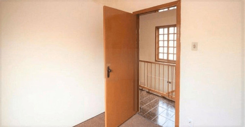 Vendo Casa Assobradada Com Planta Moderna, Com Iluminação Natural, Arejada E Aceita Financiamento Bancário.