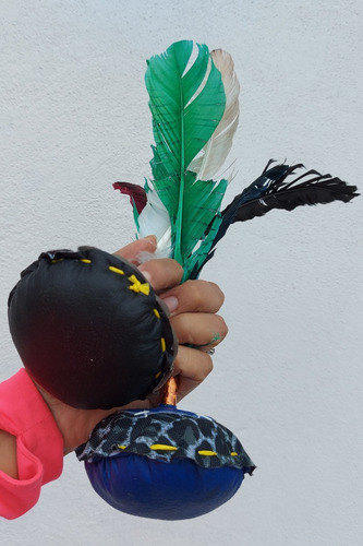 Imagen 1 de 3 de 2 Peteka Indiaca Piel Plumas Naturales Peteca 100% Artesanal