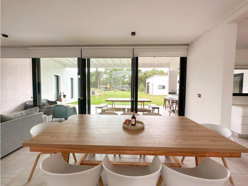 Casa Blanca En Pinamar Sobre El Golf