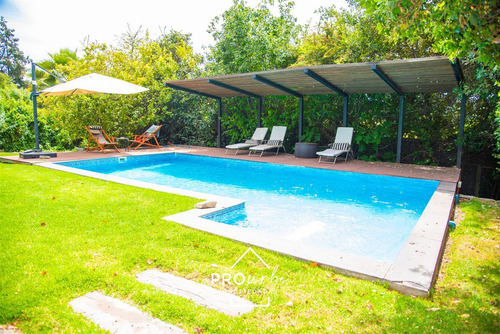 Casa En Venta De 4 Dorm. En Las Condes