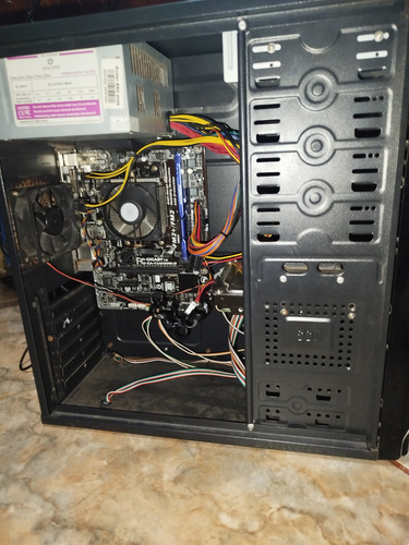 Computadora Amd A8-7650k Radeon R7, 1tb Hdd 4gb Ddr3 (Usado)