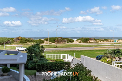Apartamento De 3 Dormitorios En Playa Brava, Primera Linea