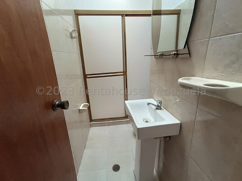 Amplio Townhouse En Venta Ubicado En La Morita Ii Urb Villa Don Víctor Db 24-8697