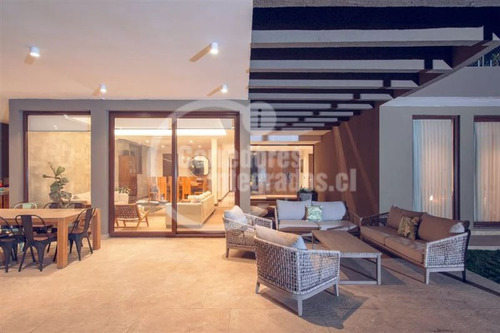 Casa En Venta De 6 Dormitorios En La Foresta, Las Condes