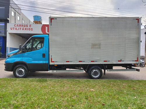 Iveco Daily 35.150 + Baú (cnh B)