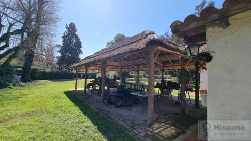 Hermosa Casa En Venta Sobre La Calle J.r Jimenez, En El Barrio Los Jazmines. Del Viso, Pilar