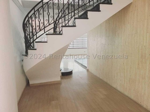 Casa Moderna Totalmente Remodelada, Con Amplios Espacios Iluminados Colinas De Guataparo 24-23018