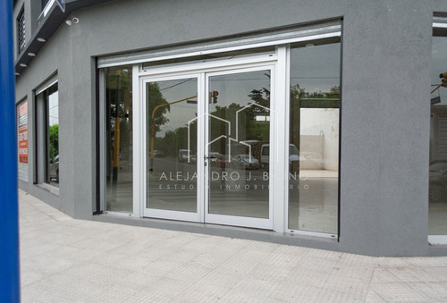 Imagen 3 de 13 de Local En Esquina - 143 M2 - C/ Patio - Con Renta