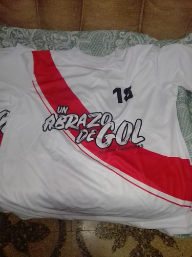 Camiseta De Perú Abrazo De Gol ( 20 Y 18 ) 