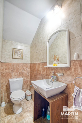 Casa 6 Ambientes, 7 Cuadras De Av. Maipú, Suite, Toilette, Play, Cochera Y Jardín.