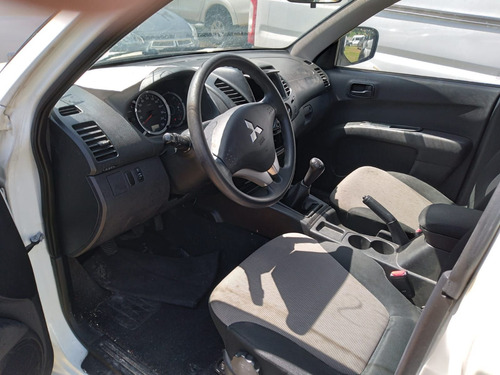 Imagen 6 de 11 de Mitsubishi L200 2015 2.4 Cabina Doble 4x2 Mt