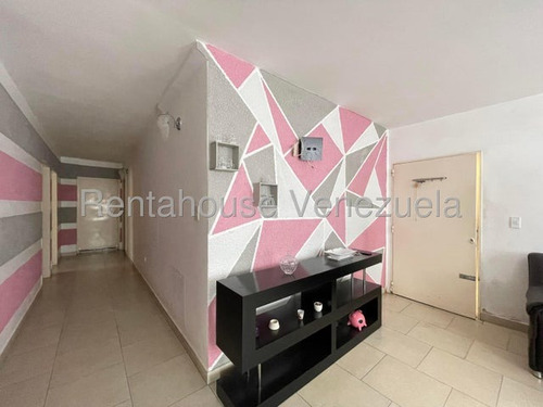 Casa Totalmente Amoblada Con Excelente Distribución Y Ubicación, Agua Constante, Portón Eléctrico. Rah 25-14786