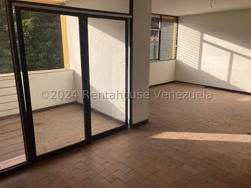 Venta De Amplio Apartamento En Cumbres De Curumo / Gc