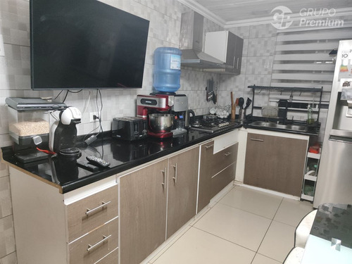 Casa En Venta De 5 Dorm. En Cerro Navia