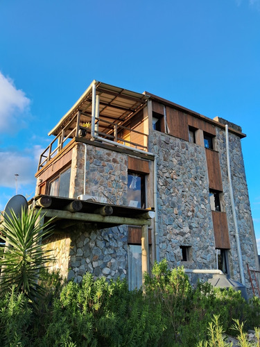 Casa De Piedra, 3 Plantas 2 Decks 3 Dormitorios, 2 Baños.