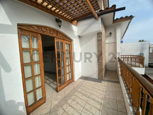 ¡amplia Casa En Arriendo 6d + 3b + Jardín + Quincho En ...