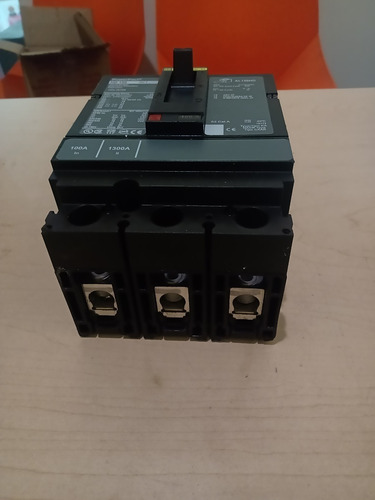 Squared Hdl36100 3 Polos 100 Amp. 600 Vol.