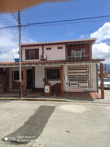 Venta De Casa Dos Niveles Urb Villa De Las Caracaras 21-14