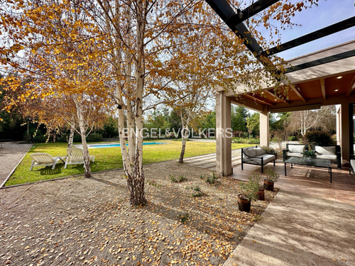 Casa En Parcela Con Gran Jardín No Perimetral