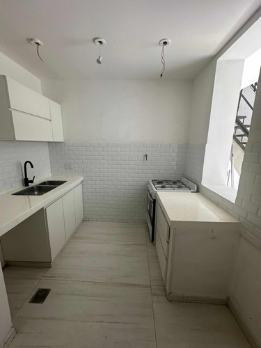 4 Ambientes Tipo Casa Sin Expensas, Refaccionado A Nuevo!!