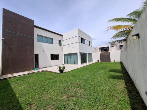 Casa En Venta En El Fracc Lomas De La Rioja