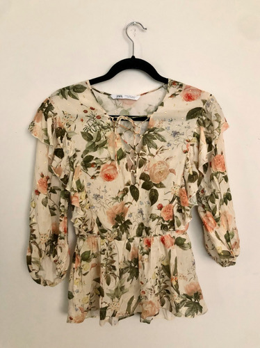 Zara Blusa Floral Con Brillos Y Escote Ajustable Con Olanes 