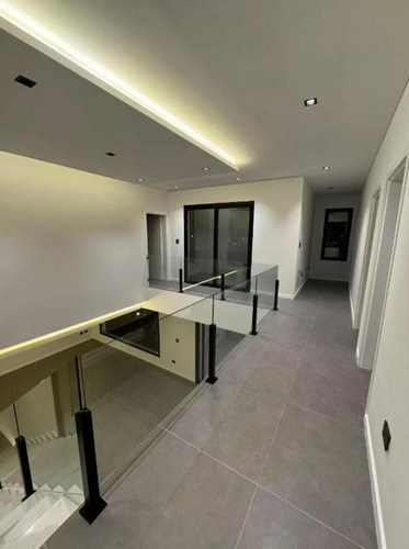 Casa En Venta - 3 Dormitorios 4 Baños - Canning
