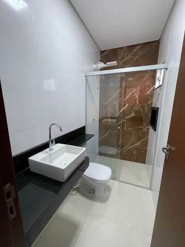 Lindos Sobrados De Alto Nível, Com Garagem Para 2 Carros, 3 Quartos Sendo 1 Deles Suíte, 3 Banheiros E Cozinha Integrada Com Sala.
