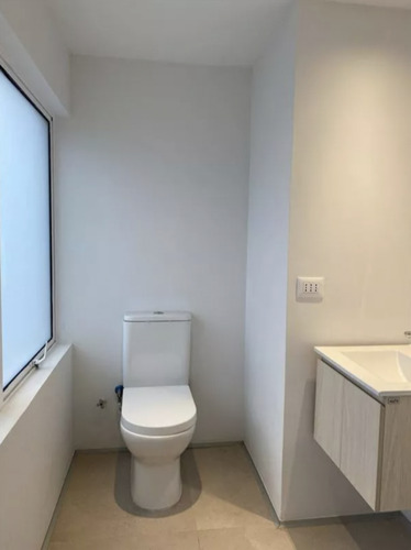 Excelente Oficina Remodelada / Luis Carrera