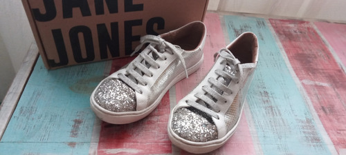 Hermosas Zapatillas De Diseño. Cuero Plateado Y Glitter.