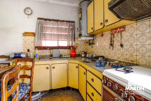 Casa En Venta En Martinez 3 Ambientes Con Jardín. Apto Crédito. A 3 Cuadras Del Hipódromo.